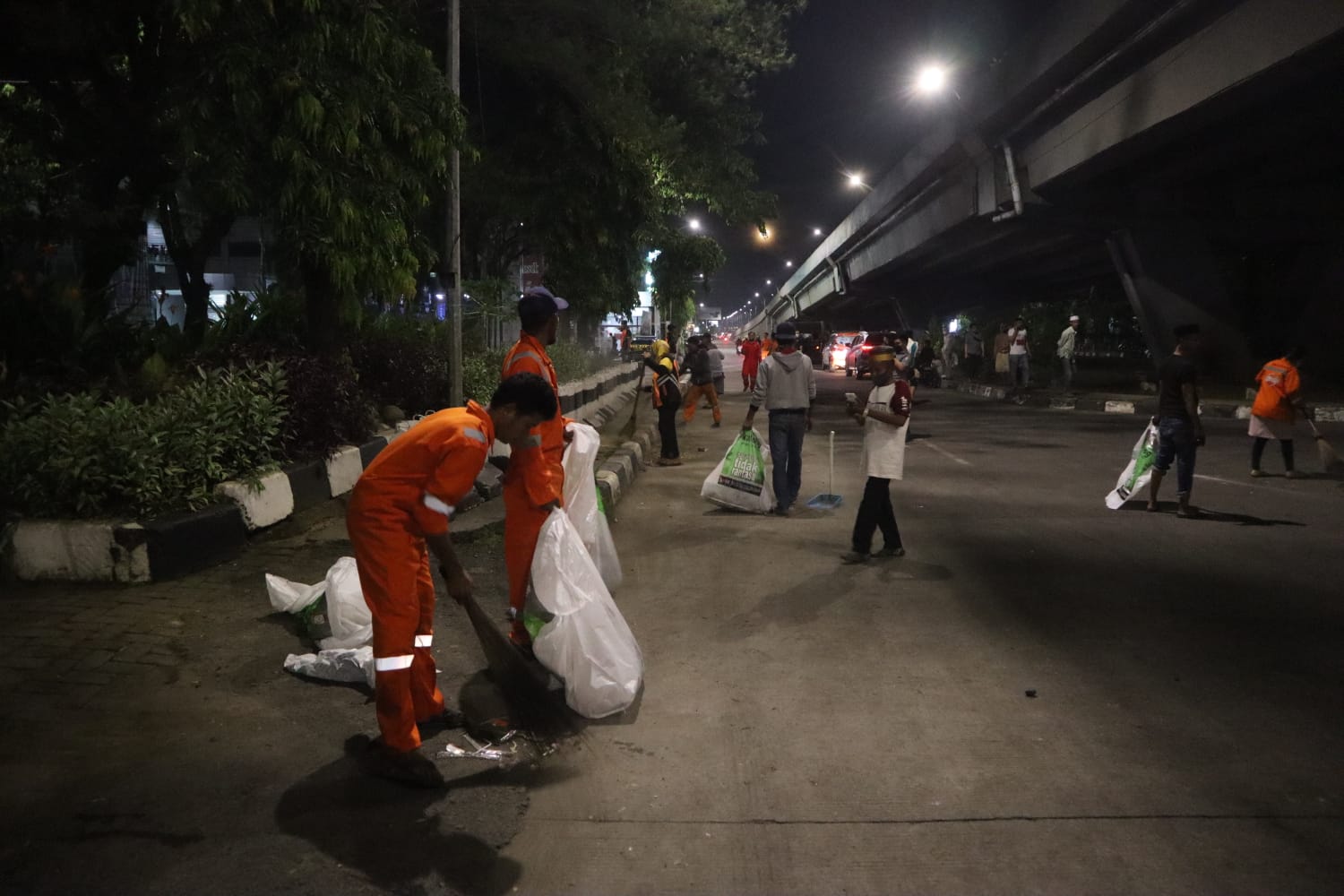 Gambar Tindaklanjuti Intruksi Walikota Makassar “Sebelum Matahari Terbit” Camat Panakkukang: Jalan Urip Sumohardjo & Fly Over Kembali Bersih Pasca Demonstrasi