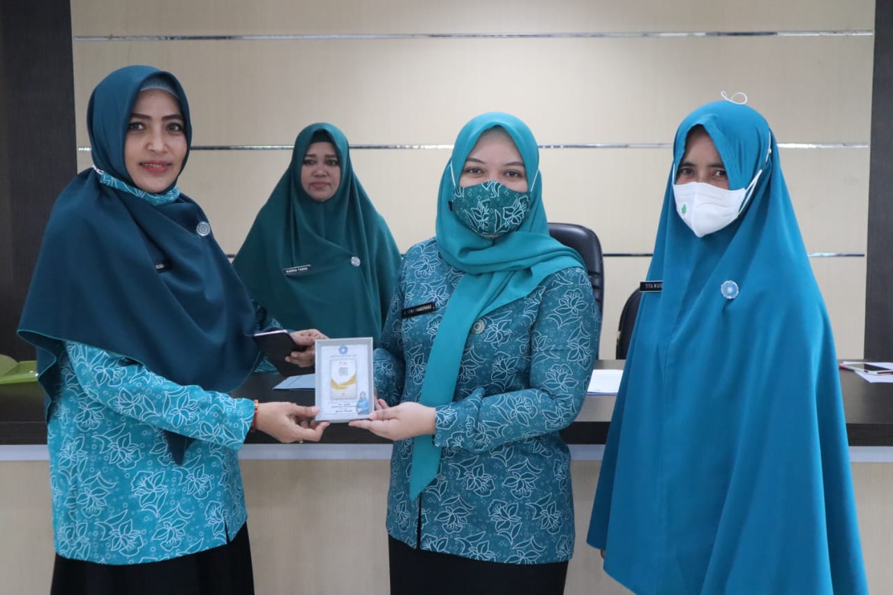 Gambar Gelar Pertemuan Bulanan, Ketua TP PKK Kecamatan Panakkukang Berikan Piagam Kepada TP PKK Kelurahan Yang Berprestasi
