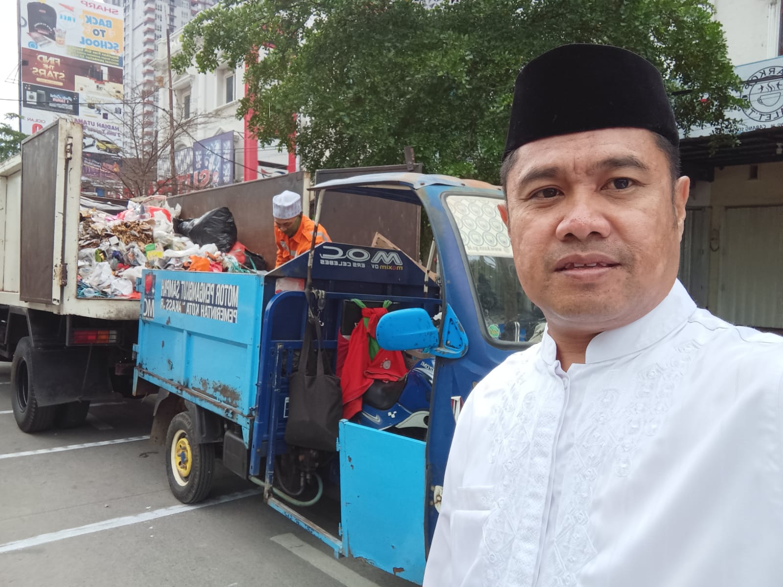 Gambar Di Pimpin Kasi Kebersihan, Pengawas Kebersihan & Petugas Bersihkan Sampah Koran Bekas Sholat Idul Adha