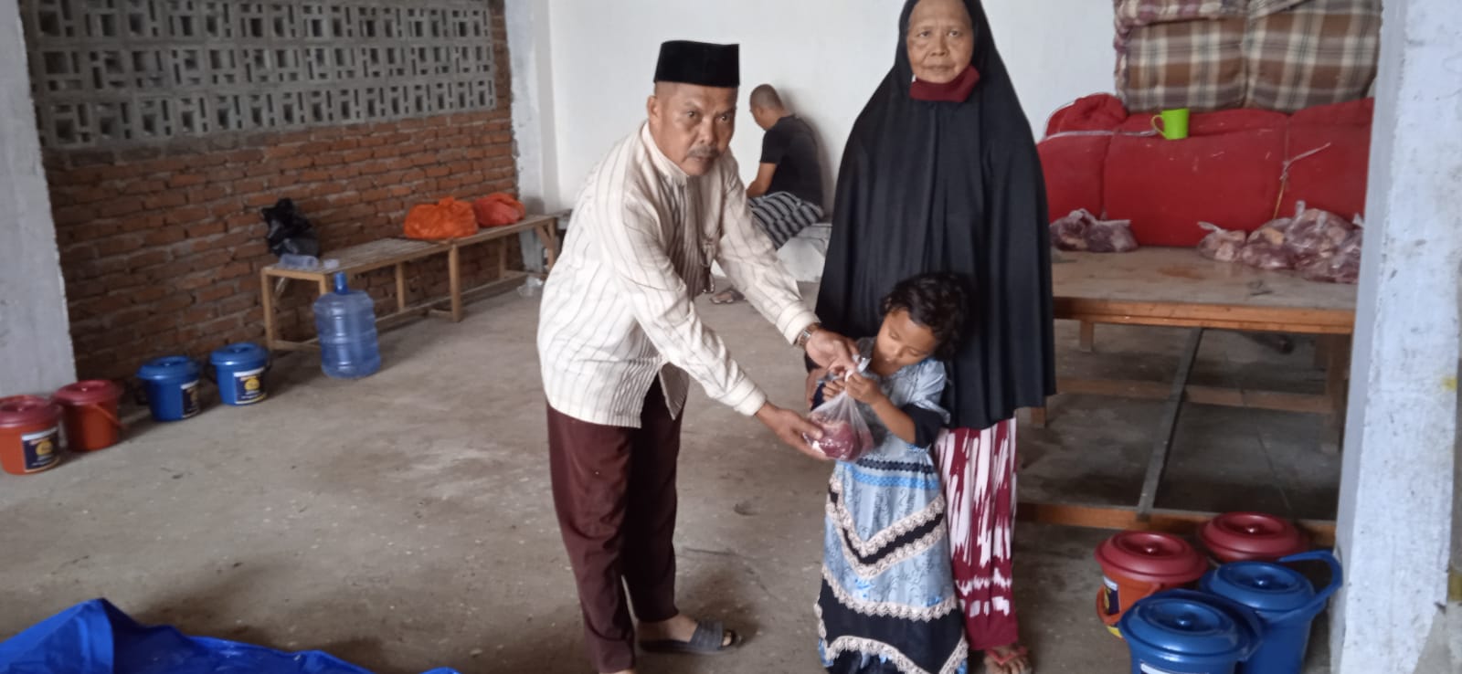 Gambar Intruksi Walikota Makassar, Camat Panakkukang Melalui Panitia Qurban Serahkan Daging Kurban Kepada Keluarga Stunting