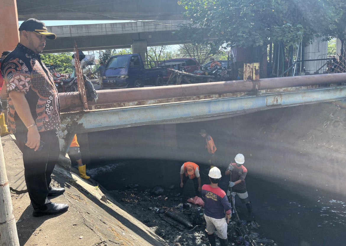 Gambar Camat Panakkukang Pantau Langsung Aktivitas Bersih-Bersih Drainase Satgas Panakkukang
