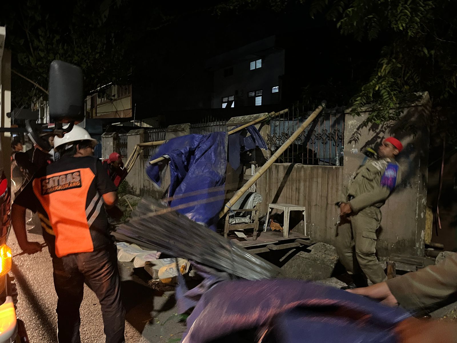 Gambar Sekali Mendayung, Camat Panakkukang Pimpin Pembersihan Lapak PK5 & Penertiban Baliho Tanpa Izin