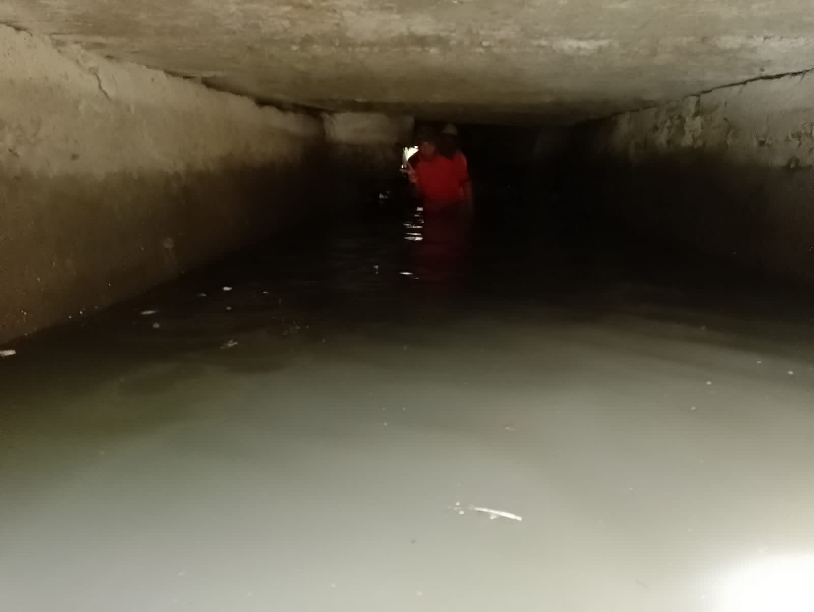 Gambar Aksi Satgas Panakkukang Lakukan Pembersihan Drainase Hingga Masuk Ke Gorong-gorong