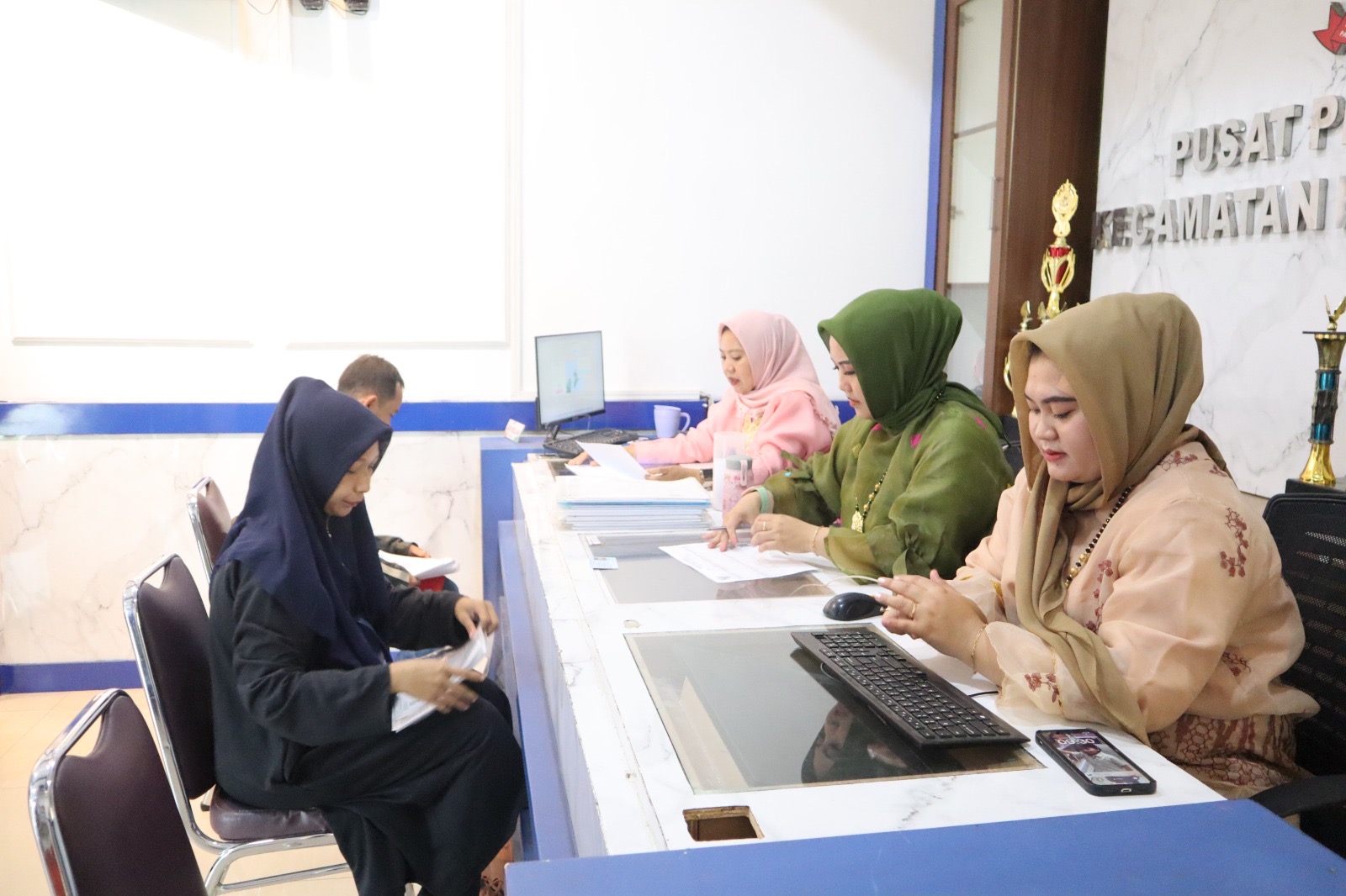 Gambar Hari Jadi Kota Makassar, Front Office Kecamatan Panakkukang Layani Warga Menggunakan Pakaian Adat